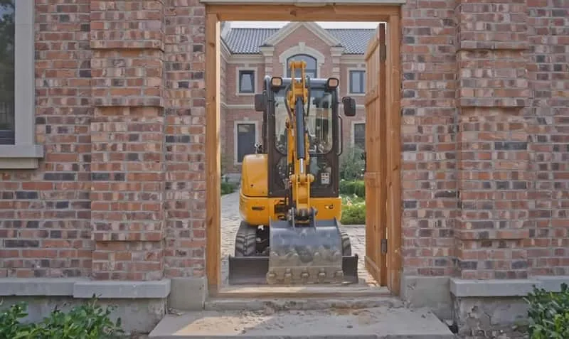 The 06 Series compact excavators can pass through narrow doorways（700mm width）